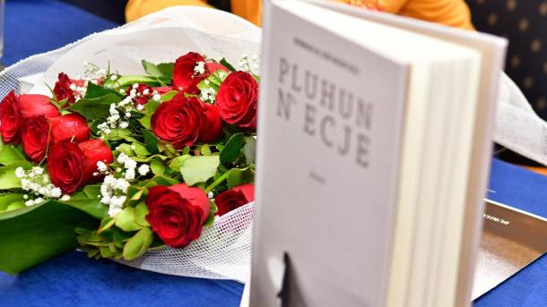 Në Tiranë u promovua libri me poezi “Pluhun n’ecje”