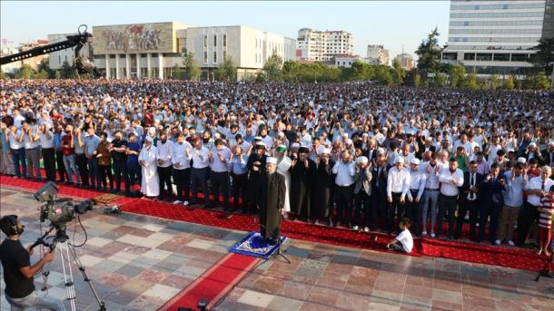 Besimtarët myslimanë në Shqipëri, Kosovë e Maqedoninë e Veriut falën namazin e bajramit
