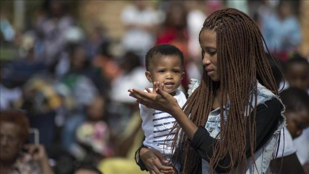 África: Jovens mães se esforçam para ter acesso à educação