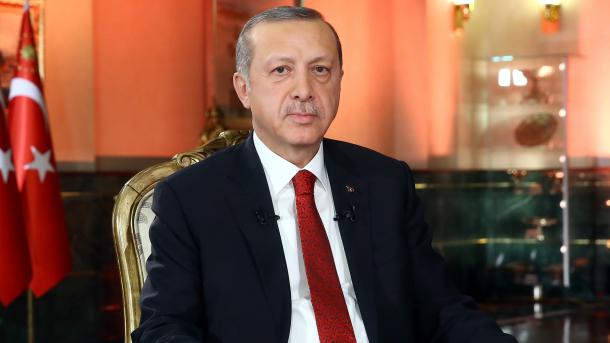 Presidenti Erdogan iu përgjigjet pyetjeve të gazetarëve para vizitës në Indi