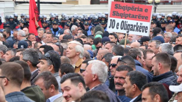 Hiljade demonstranata pred parlamentom Albanije traže prevremene izbore