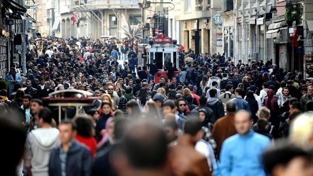 سكان تركيا يتألف من 52,2% من الرجال و49,8% من النساء