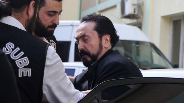 Adnan Oktar avtomobili ilə qaçarkən yaxalandı