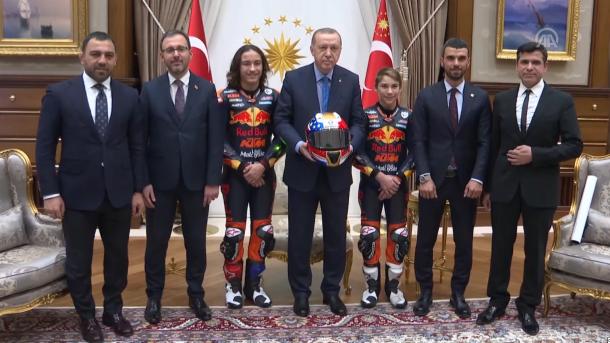 ئەردوغان موتوسىكلىت دۇنياسىدىكى ياش چېمپىيونلارنى قوبۇل قىلدى