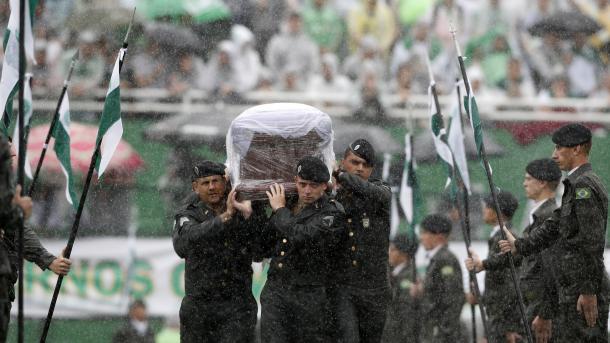 Silencio y lluvia para recibir sobre el césped a las víctimas de ... - TRT Español