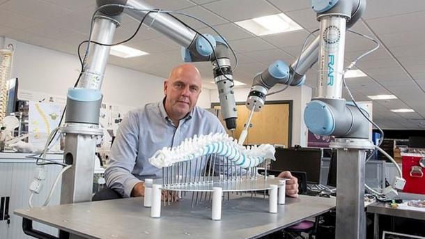 Un robot ha operado mejor que los médicos la columna vertebral