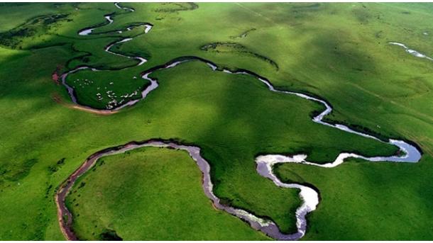 La meseta de Perşembe hospeda a sus visitantes con su naturaleza verde y meandros interesantes