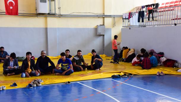 Συλλήψεις παράτυπων μεταναστών και προσφύγων στο Μπίτλις και Ιζμίρ