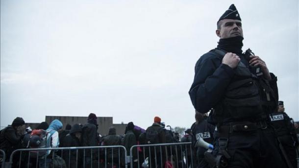 France: usage régulier de gaz poivre contre les migrants à Calais, selon HRW