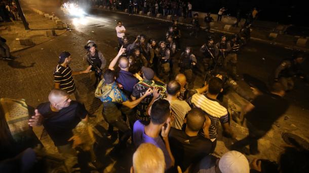 Policija ponovo napala na vjernike ispred Al-Akse: Ubijen jedan, povrijeđeno 57 Palestinaca