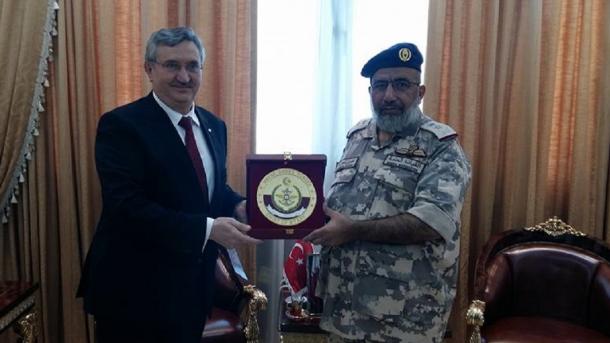 Ambasadori turk takohet me Shefin e Shtatmadhorisë së Katarit