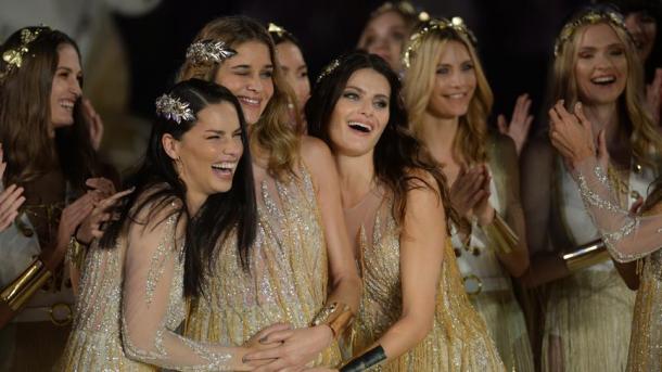 Adriana Lima bezaubert auf dem Catwalk Antalya