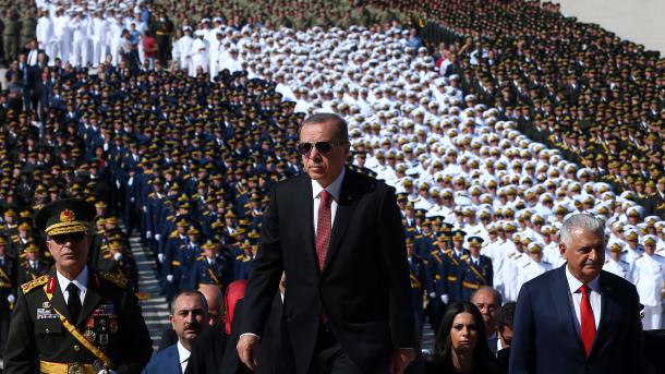 Dita e Fitores – Presidenti Erdogan nënshkruan Librin e Veçantë në mauzoleun e Ataturkut