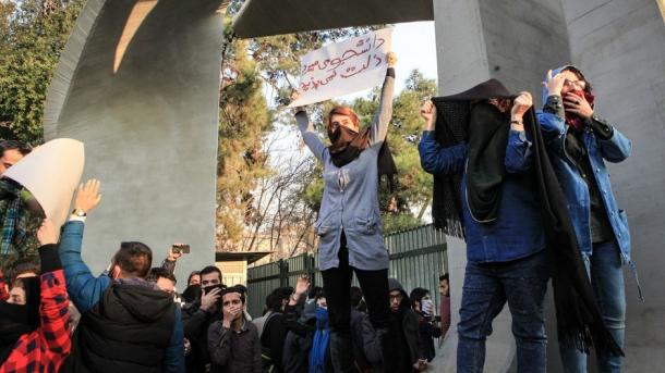 Të paktën 12 të vdekur gjatë protestave antiqeveritare në Iran