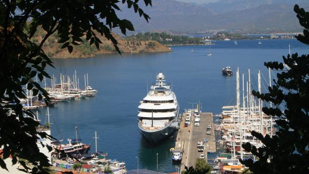 Le yacht de luxe du milliardaire russe, Victor Rashnikov, a ancré au port de Fethiye à Mugla