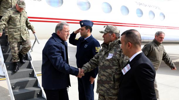 Hulusi Akar inspecte les troupes déployées aux frontières