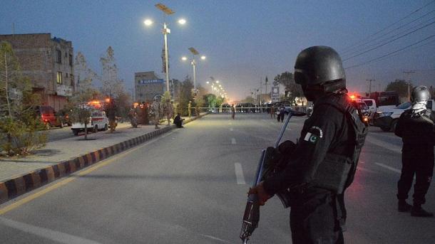 Pakistan – Vriten 2 policë në një sulm të armatosur në konsullatën kineze