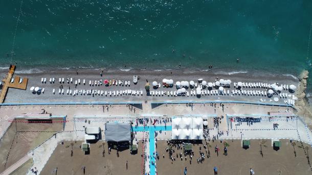 Blaue Flagge für Strand am Van-See