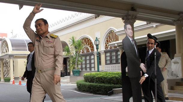 【タイ】 プラユット首相、面白い方法で記者たちの質問をかわす