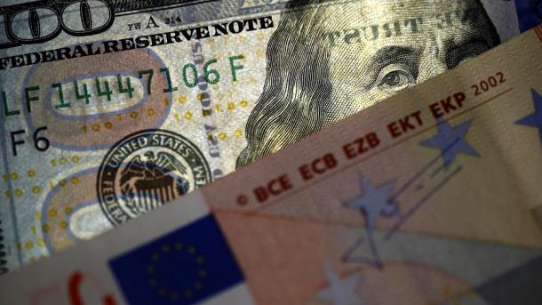 Dollaro debole su euro, moderato calo contro paniere valute