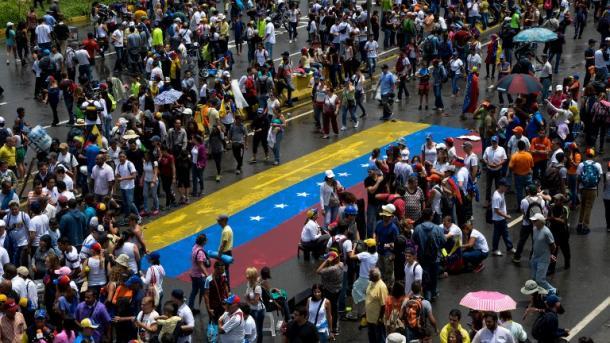 Opositores unem-se para novos protestos e por eleições justas na Venezuela