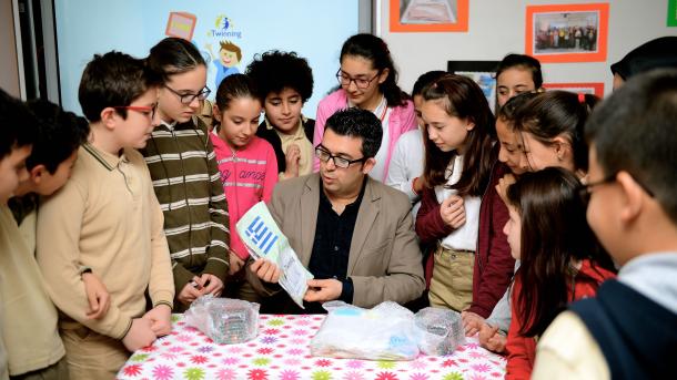 Μαθητές από την Ελλάδα έστειλαν μελομακάρονα και κουραμπιέδες