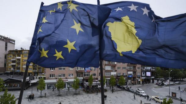 Kosova-AB bayrakları_Priştinede.jpg