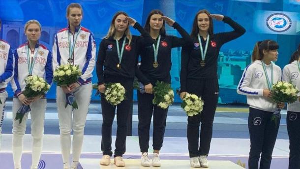 Escrime : l’équipe féminine junior remporte l’or aux championnats du monde