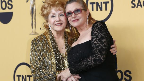Madre di Carrie Fisher trasportata di urgenza in ospedale
