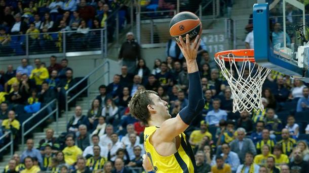 Фенербахче ја порази Барселона Ласса во гости со 84:65