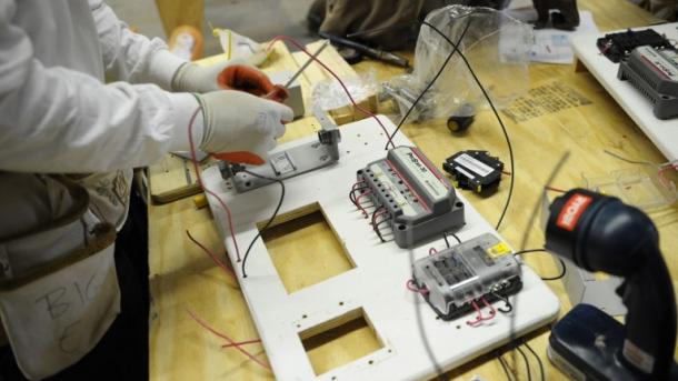 Estudiantes de EE.UU. y México construyen "maletas solares" para orfanato