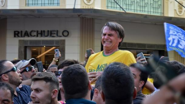 Candidato presidencial brasileiro de extrema direita apunhalado durante ação de campanha
