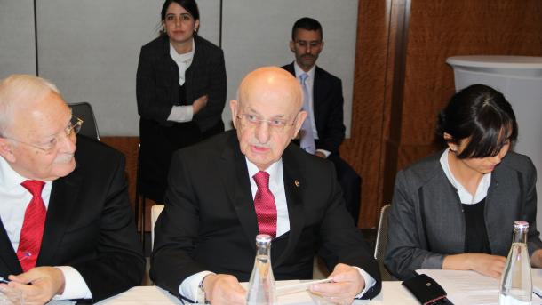 Kahraman continúa realizando contactos oficiales en Suiza en último día de su visita oficial