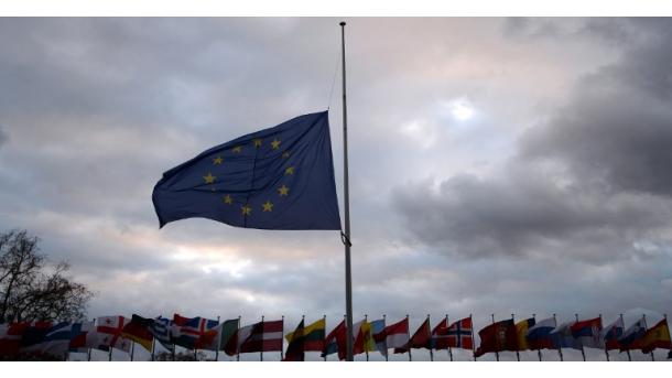 Gestion des migrants: une commune française met son drapeau européen en berne