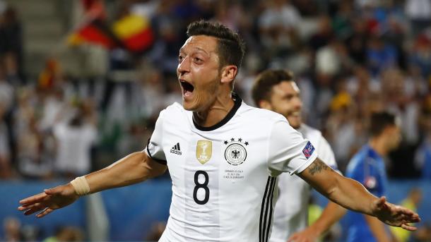 Atlético de Madrid pretende atar a Mesut Özil