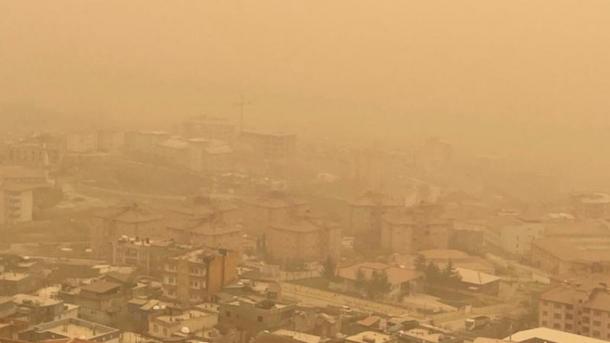 希腊遭非洲沙尘暴侵袭