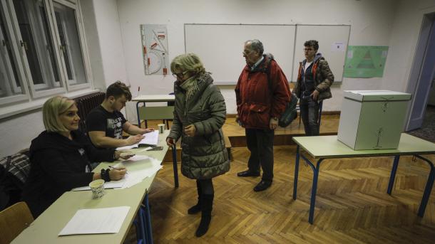 Kroaci – Zgjedhësit i drejtohen kutive të votimit për raundin e dytë të zgjedhjeve presidenciale