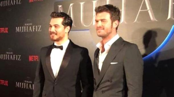 Kıvanç Tatlıtuğ no ha dejado solo a Çağatay Ulusoy en la gala de Hakan: Muhafız