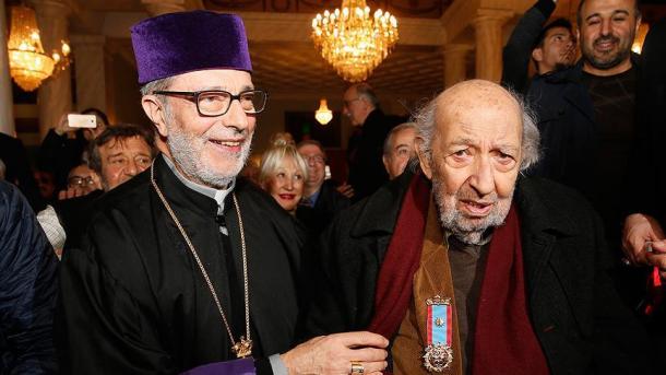 Conceden el premio de condecoración al famoso fotógrafo Ara Güler