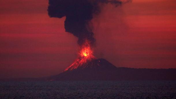 Gunung Berapi di Indonesia Meletup selama Seminggu