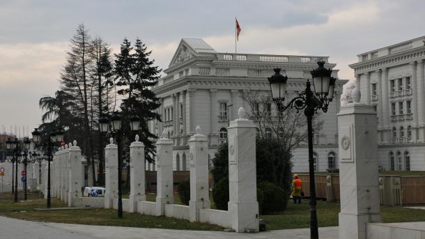 Skoplje: Sa zgrade Vlade uklonjen natpis sa starim imenom Makedonije