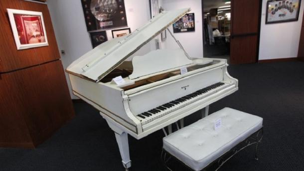 El legendario piano blanco de Elvis Presley, a la venta en eBay