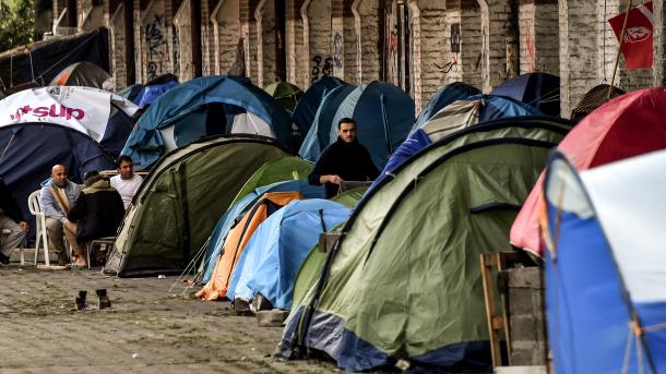 France: une centaine de migrants manifestent contre leur expulsion d'une friche
