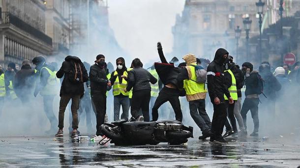 Poskupljenje goriva u Francuskoj odgođeno za 2019. godinu