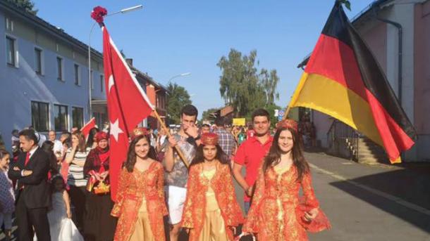 Turqit ngjyrojnë festivalin 175-vjeçar në Gjermani