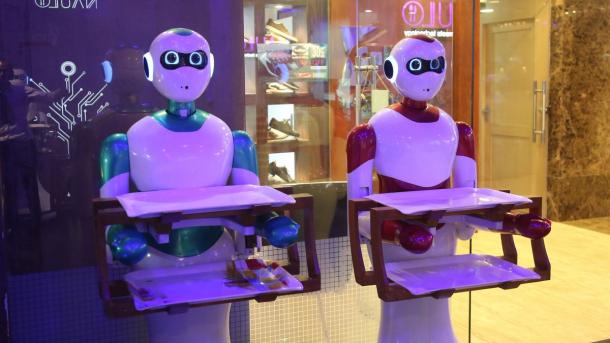 Bu restoranda robot ofisiantlar xidmət edirlər