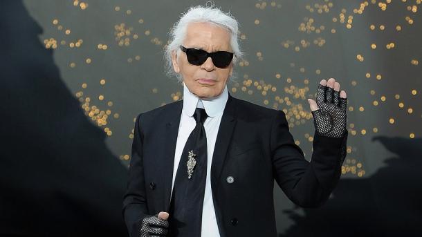 Bota e modës në zi, ndahet nga jeta ikona Karl Lagerfeld