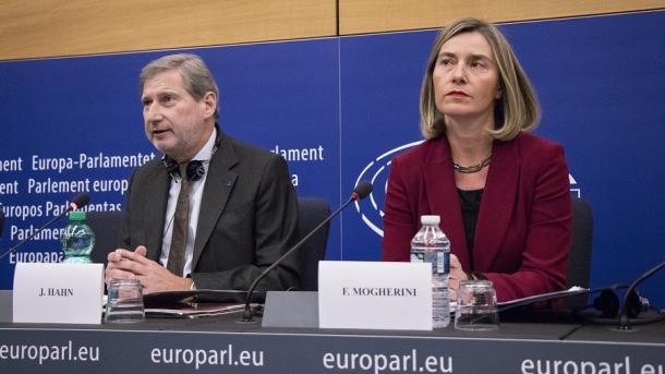 Mogherini i Hahn: Srebrenica podsjeća na jedan od najmračnijih momenata čovječanstva