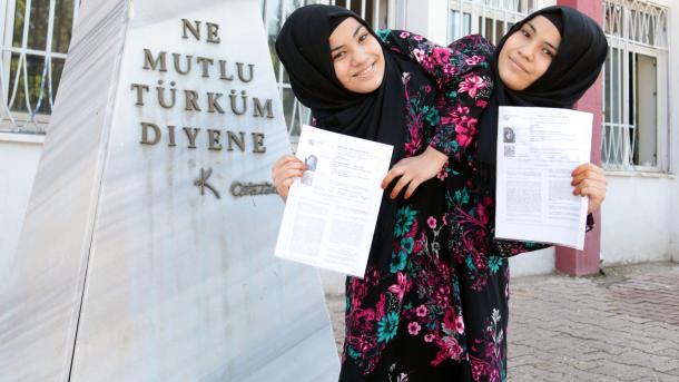 Sijamske bliznakinje na prijemnom ispitu za fakultet