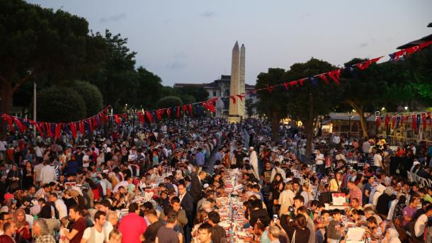 Il mese di Ramadan è più piacevole quando si rompe insieme il digiuno